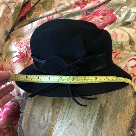 VINTAGE MAGID HATS brand Felted Wool Ladies Elegant Black
Floral Element NEW - Picture 15 of 16